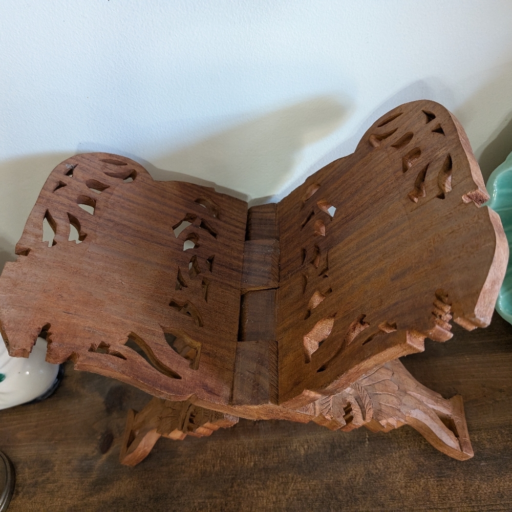 Large Hand Carved Sheesham Wood Lion Motif Book Stand ( Vintage ) - Picture 6 of 10